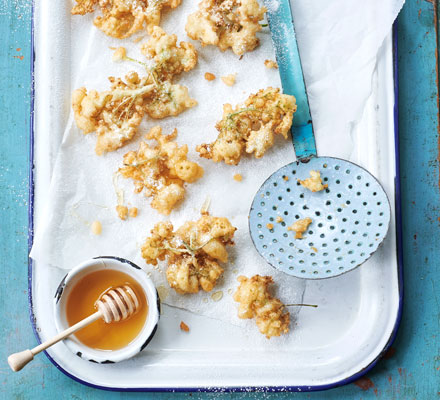 Elderflower fritters with honey