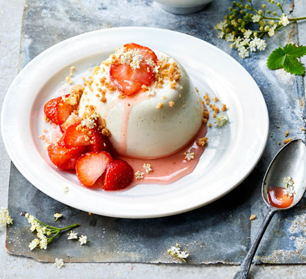 Elderflower panna cotta with strawberries & brown butter crumble