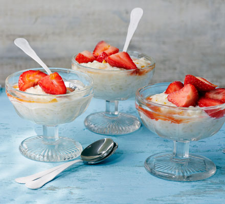 Arroz con leche with strawberries in Sherry