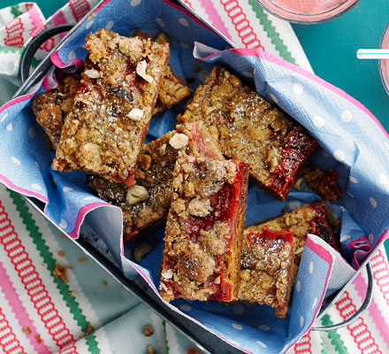 Strawberry & cinnamon streusel bars