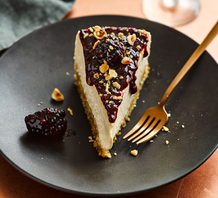 Slow cooker muscovado cheesecake with hazelnuts & blackberries