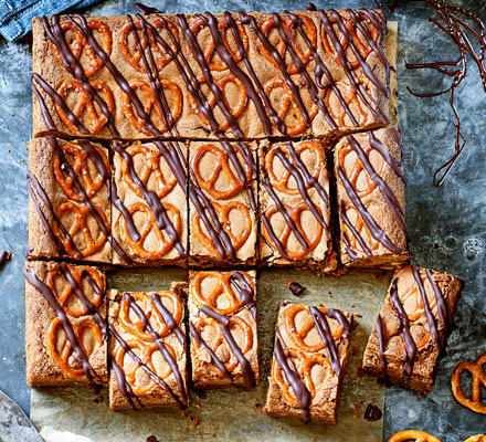 Chocolate, peanut butter & pretzel cookie bars