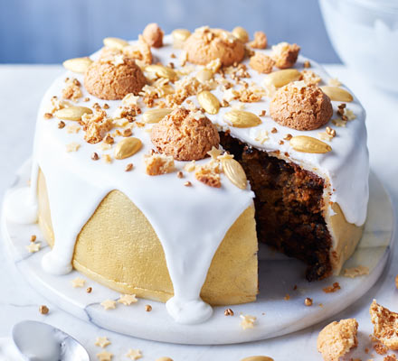 Golden amaretti Christmas cake