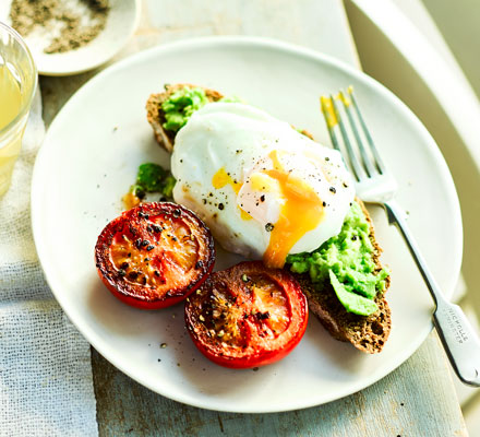 Poached eggs with smashed avocado & tomatoes