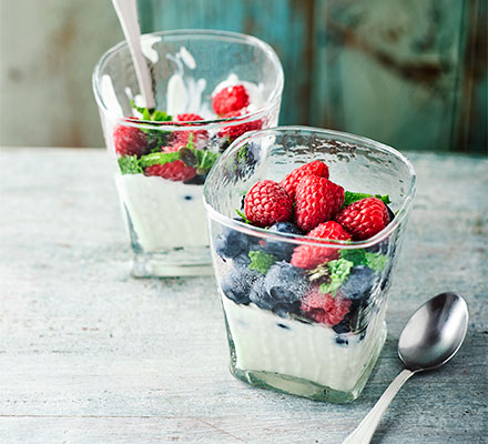 Berry yogurt pots