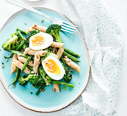 Broccoli pasta salad with eggs & sunflower seeds