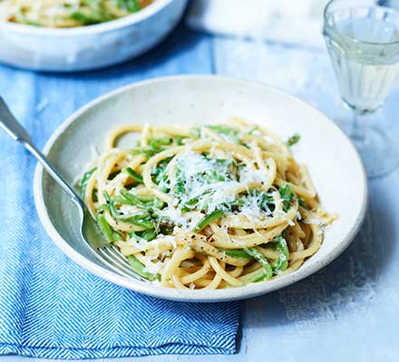 Cacio e pepe with runner beans