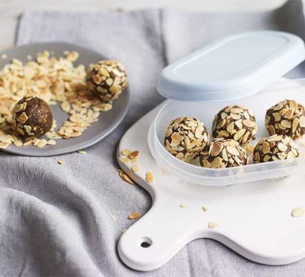 High protein nut & raisin balls