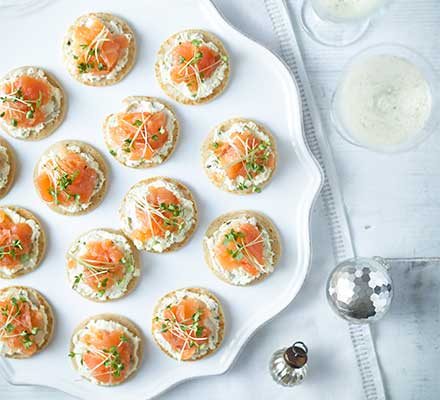 Smoked salmon & herb blinis