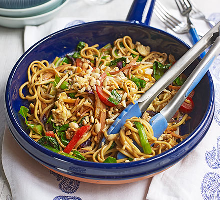 Noodle stir-fry with crunchy peanuts