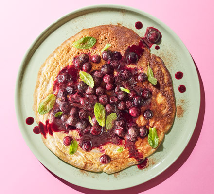 Banana & cinnamon pancakes with blueberry compote