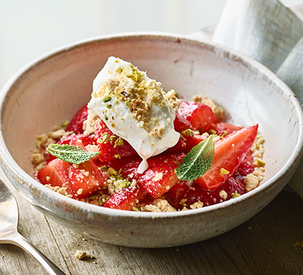 Sugar-cured strawberries & white chocolate crumble