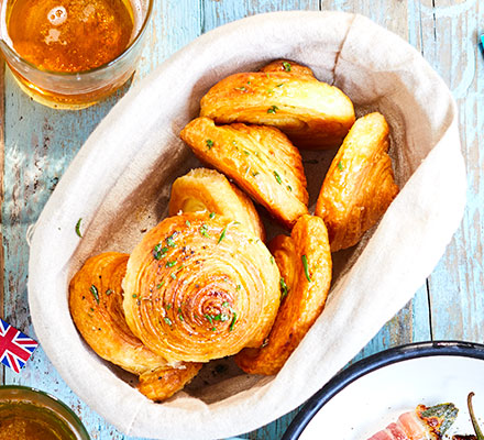 Garlic croissant knots