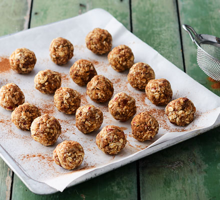 Apple crumble energy balls