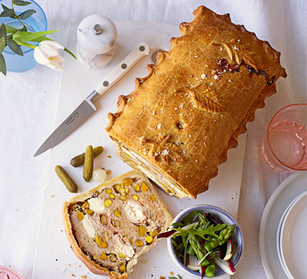 Chicken, ham & asparagus picnic pie