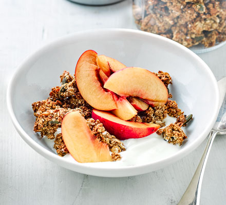 Crunchy oat clusters with peach & yogurt