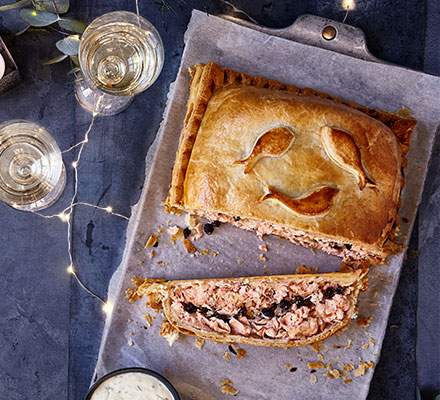 Salmon en croûte with ginger & raisins