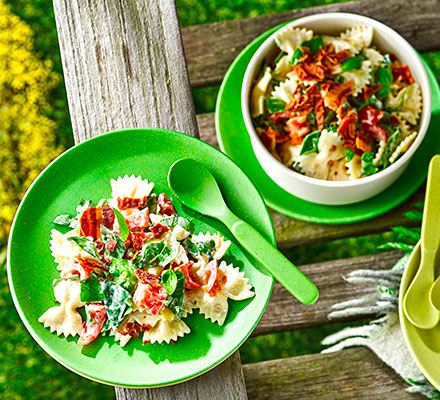 Creamy bacon & tomato pasta salad