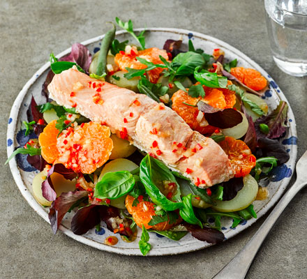 Salmon salad with sesame dressing