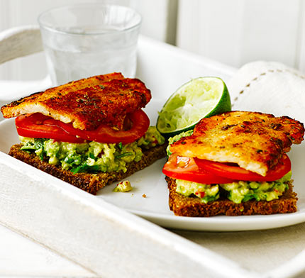 Open rye sandwich with halloumi & avocado