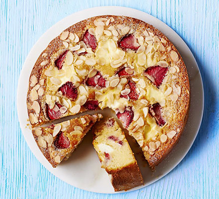 Strawberry & almond cheesecake sponge