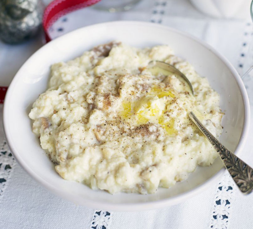 Chunky ciabatta bread sauce with clotted cream