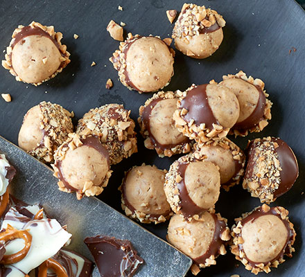 Crunchy peanut & toffee bonbons