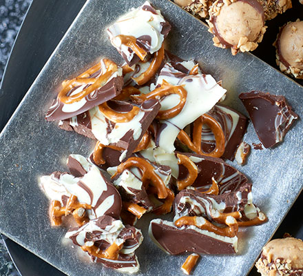 Mint-chocolate bark with pretzels