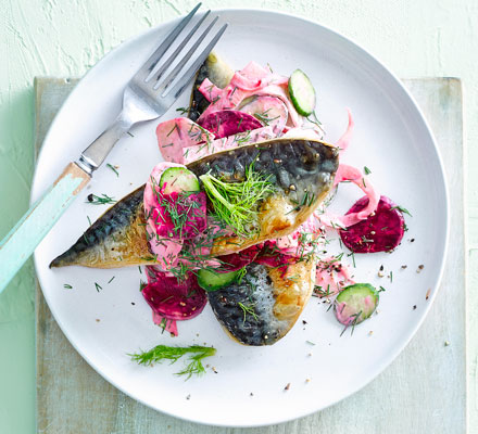 Pan-fried mackerel fillets with beetroot & fennel