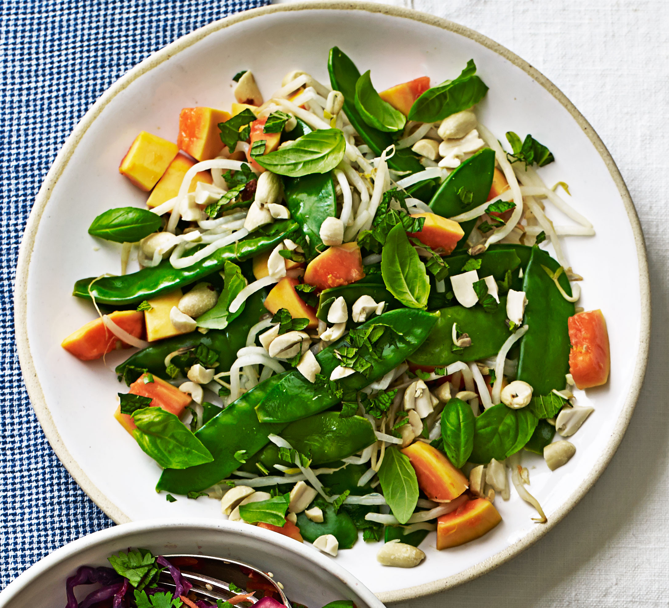 Papaya, beansprout & mangetout salad