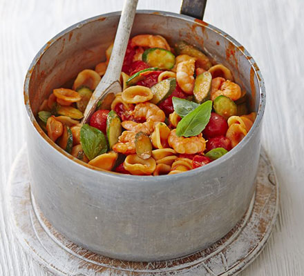 Creamy tomato, courgette & prawn pasta