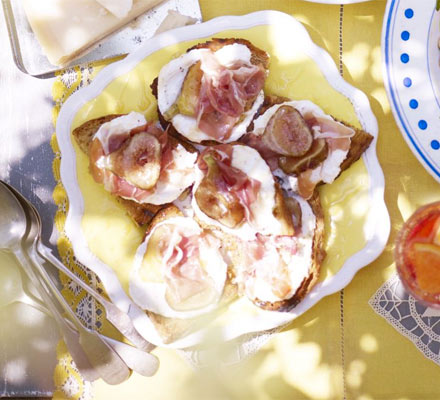 Ricotta, fig & prosciutto crostini