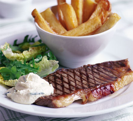 Steak with chunky chips & horseradish cream