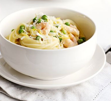 Lemony prawn & pea pasta