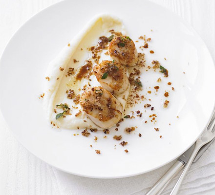 Pan-fried scallops with parsnip purée & pancetta crumbs