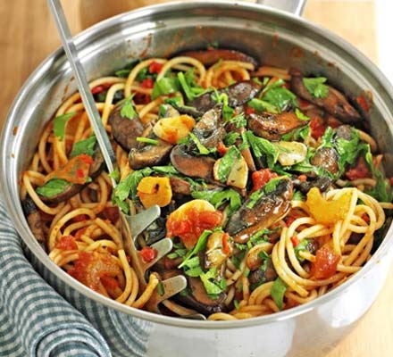 Spicy spaghetti with garlic mushrooms