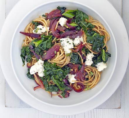 Spaghetti with caramelised onion, kale & gorgonzola