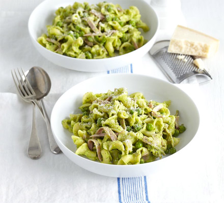 Pasta with ham & minty pea pesto