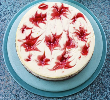 Rhubarb ripple & gingerbread cheesecake