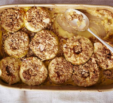 Crunchy custard-baked apples