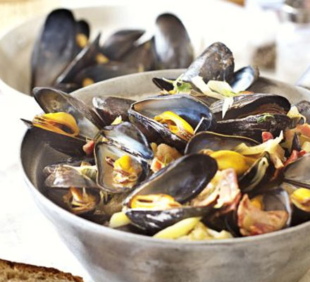 Steamed mussels with leeks, thyme & bacon