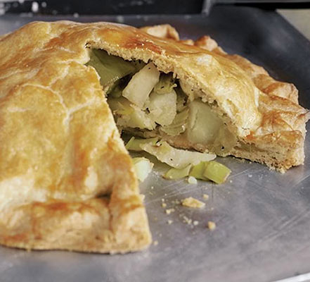 Cheesy leek & potato pie