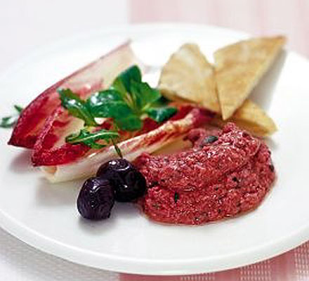 Beetroot hummus with crisp pittas