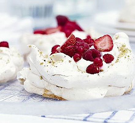 Pistachio meringues with summer berries