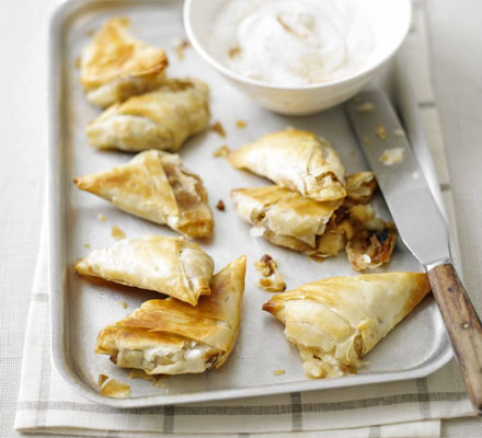 Apple pie samosas