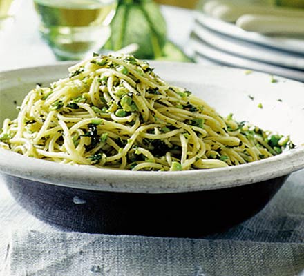 Spaghetti with pea & mint pesto