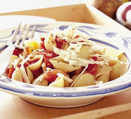 Garlicky tomato pasta