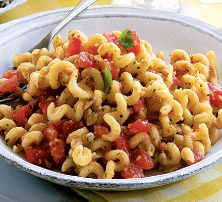 Pasta con il pesto alla Trapanese (Tomato and almond pesto)