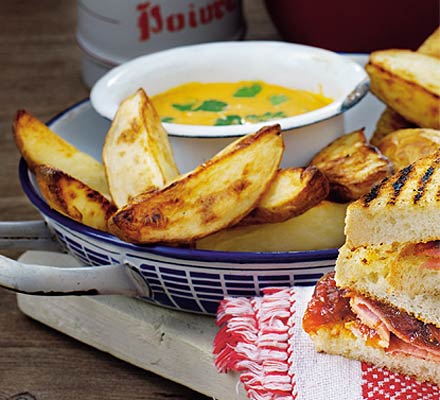 Potato wedges with curry sauce