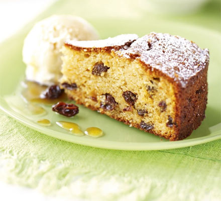 Almond raisin cake with sherry